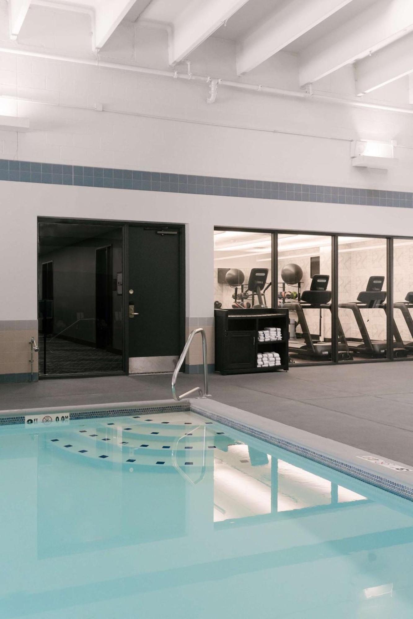 Doubletree By Hilton Lansing Hotel Buitenkant foto